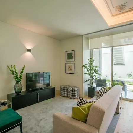 דירה Courtyard & Elegance