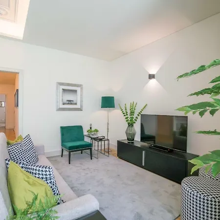 Courtyard & Elegance Apartment *