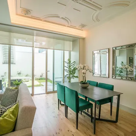 Courtyard & Elegance דירה