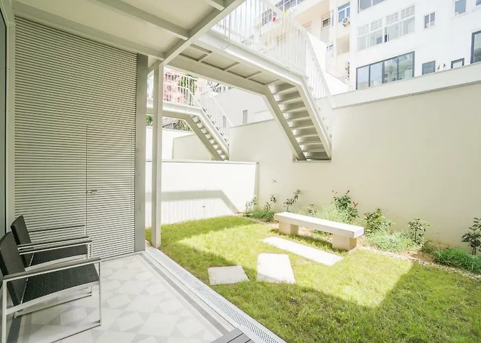 Courtyard & Elegance